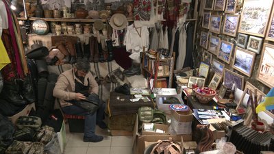 "Мені головне, аби перемога була". Чоботар з Косова передає взуття для бійців на фронт