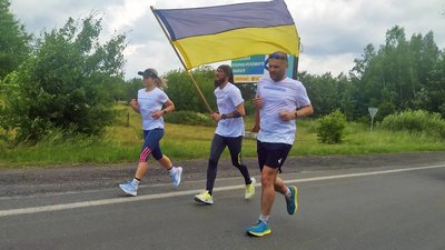 Прапор з Бахмута – на саміт: Волинь зустріла учасників марафону на підтримку вступу України до НАТО