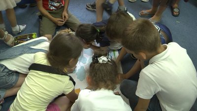 До Дня Конституції в луцькій бібліотеці презентували буктрейлер для дітей До Дня Конституції в луцькій бібліотеці презентували буктрейлер для дітей