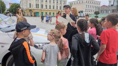 Безпечні канікули – в Житомирі поліцейські нагадали дітям про правила поведінки на дорозі та на воді Безпечні канікули – в Житомирі поліцейські нагадали дітям про правила поведінки на дорозі та на воді