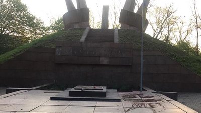 Тернополянин вночі 9-го травня зробив написи на церкві МП та пам'ятному монументі в Старому парку Тернополянин вночі 9-го травня зробив написи на церкві МП та пам'ятному монументі в Старому парку