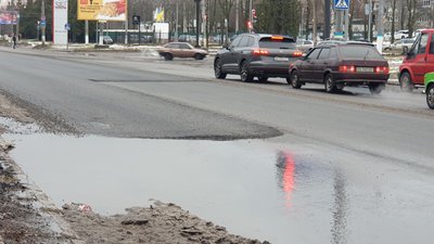 "Посипався" шар асфальтобетону. У Кропивницькому через місяць після ремонту дороги утворились ями "Посипався" шар асфальтобетону. У Кропивницькому через місяць після ремонту дороги утворились ями