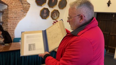 Копії документів князя Острозького передали в замок