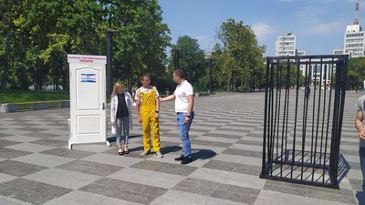 На головній площі Харкова до Міжнародного дня боротьби зі зловживанням наркотиків встановили клітку На головній площі Харкова до Міжнародного дня боротьби зі зловживанням наркотиків встановили клітку