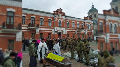 На Чернігівщині попрощалися з двома бійцями, які загинули на Донбасі На Чернігівщині попрощалися з двома бійцями, які загинули на Донбасі