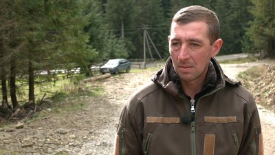 Місцевий житель Андрій Яремчук тішиться, що в них ремонтують дорогу Місцевий житель Андрій Яремчук тішиться, що в них ремонтують дорогу