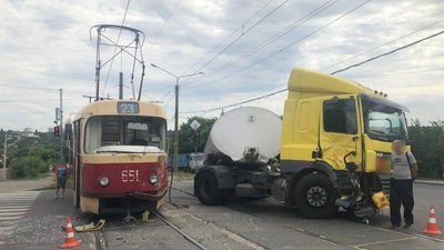 Трамвай зіткнувся з вантажівкою у Харкові: є постраждала