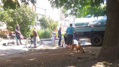 Двоє водіїв Житомирводоканалу 14 днів підвозили воду жителям Нікополя Двоє водіїв Житомирводоканалу 14 днів підвозили воду жителям Нікополя
