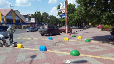 Перед Миколаївським зоопарком встановили слоненят і півсфери з бетону