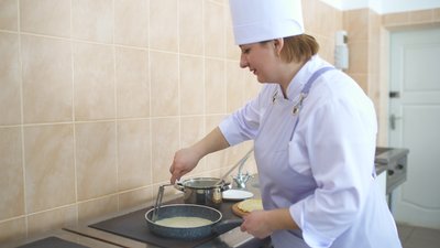 Житомирянка Наталія Блажиєвська поділилася секретами приготування млинців на Масницю Житомирянка Наталія Блажиєвська поділилася секретами приготування млинців на Масницю