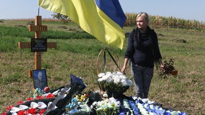 Анастасія Солдатихіна на могилі загиблого поблизу Бахмута чоловіка Анастасія Солдатихіна на могилі загиблого поблизу Бахмута чоловіка