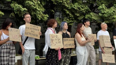 В Ужгороді відбулась мирна акція проти відставки міністра оборони Федорова