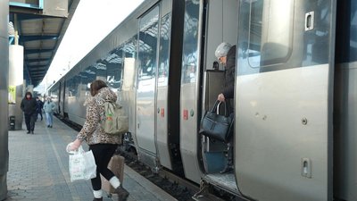 Затримка потягів, Укрзалізниця, рух потягів Запоріжжя, розклад потягів, бойові дії