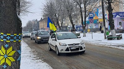 У Звягелі провели жіночий автопробіг на підтримку військовополонених та зниклих безвісти захисників