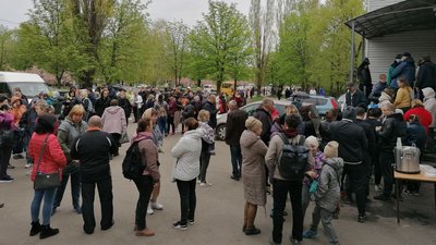 "Армія спасіння" у Кропивницькому видає переселенцям харчі. Чергу займають з шостої ранку