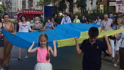 Дванадцятиметровий "Прапор Єдності" несуть на Закарпаття Дванадцятиметровий "Прапор Єдності" несуть на Закарпаття