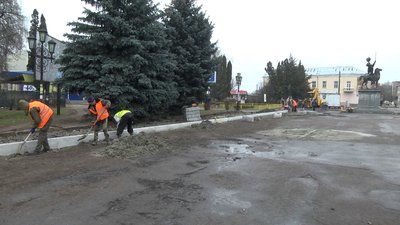 Кругове перехрестя з клумбою, зона відпочинку – в Новгороді-Сіверському ремонтують центральну площу Кругове перехрестя з клумбою, зона відпочинку – в Новгороді-Сіверському ремонтують центральну площу