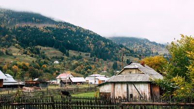 Внутрійшній туризм. Українське селище в горах Внутрійшній туризм. Українське селище в горах