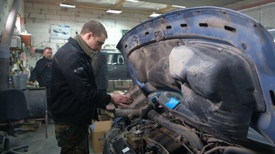 Вінницькі волонтери ремонтують автівки та везуть у зону бойових дій для військових Вінницькі волонтери ремонтують автівки та везуть у зону бойових дій для військових