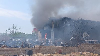 У Миколаєві військові РФ влучили у будівлю складу, виникла пожежа