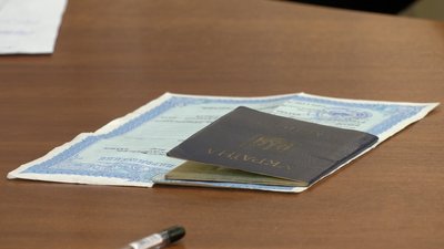 На Рівненщині одночасно оформляють ID-картку та закордонний паспорт. Яка ціна послуги