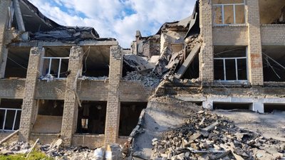 Пошкоджене приміщення в Шевченковому на Харківщині внаслідок ударів КАБами