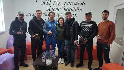 виготовляють дрони і підписують їх позивними загиблих воїнів виготовляють дрони і підписують їх позивними загиблих воїнів