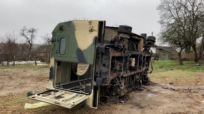 Один з підбитих російських бронеавтомобілів "Тигр" на Чернігівщині Один з підбитих російських бронеавтомобілів "Тигр" на Чернігівщині