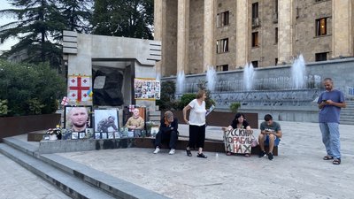 "Складно було вислуховувати їхні історії, бо це дуже смикало за душу" — як Грузія приймає українських біженців "Складно було вислуховувати їхні історії, бо це дуже смикало за душу" — як Грузія приймає українських біженців