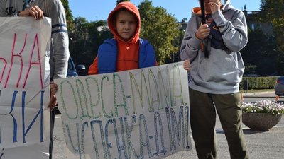В Одесі ветерани АТО та переселенці мітингували через відключення світла. Що відбувається