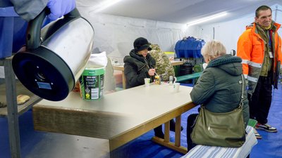 Пункт обігріву на Куликовому полі в Одесі, де люди зігріваються, п’ють гарячий чай взимку