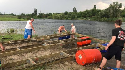 Троє миколаївців розпочали мандрівку на саморобному плоту