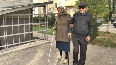 Завжди поруч: подружжя незрячих лучан розповіло про життя у темряві