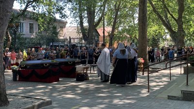 Із загиблими прийшли попрощатися люди. Ірина Пономаренко та її син Олександр загинули внаслідок ракетного удару по житловому кварталу обласного центру 19 липня 2024 року. Жінка загинула на місці, чоловік помер наступного дня у лікарні від отриманих травм Із загиблими прийшли попрощатися люди. Ірина Пономаренко та її син Олександр загинули внаслідок ракетного удару по житловому кварталу обласного центру 19 липня 2024 року. Жінка загинула на місці, чоловік помер наступного дня у лікарні від отриманих травм