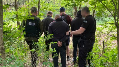 10 тисяч євро за втечу з країни. На Буковині лісівника підозрюють у незаконній переправі чоловіків через кордон 10 тисяч євро за втечу з країни. На Буковині лісівника підозрюють у незаконній переправі чоловіків через кордон