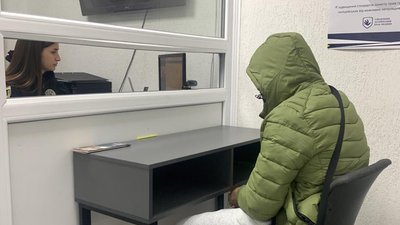 Житомирські поліцейські затримали підозрюваного у нападі на волонтерку Житомирські поліцейські затримали підозрюваного у нападі на волонтерку