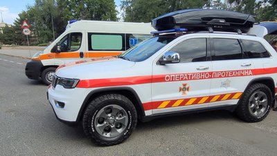 У Миколаєві волонтери передали спеціальні автомобілі службам екстреної допомоги