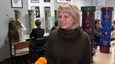 Волинські студенти розмальовують тубуси від снарядів до благодійного аукціону Волинські студенти розмальовують тубуси від снарядів до благодійного аукціону