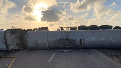 Водій бензовоза, що перекинувся на трасі Одеса-Рені, заявив, що заснув за кермом
