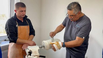 Медики працюють з гіпсом Медики працюють з гіпсом
