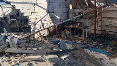 П'ять снарядів прилетіли на подвір'я. Армія РФ зруйнувала приватне підприємство у селі на Криворіжжі П'ять снарядів прилетіли на подвір'я. Армія РФ зруйнувала приватне підприємство у селі на Криворіжжі