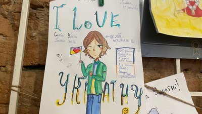 У молодіжному центрі в Чернівцях збирають дитячі листи для захисників та захисниць У молодіжному центрі в Чернівцях збирають дитячі листи для захисників та захисниць