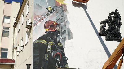 "Показати героїчну працю": як у Полтаві створюють мурал на честь рятувальників "Показати героїчну працю": як у Полтаві створюють мурал на честь рятувальників