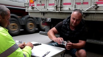 "В черзі і їмо, і спимо". На Буковині до кордону з Румунією утворилася черга з вантажівок довжиною у 30 кілометрів "В черзі і їмо, і спимо". На Буковині до кордону з Румунією утворилася черга з вантажівок довжиною у 30 кілометрів