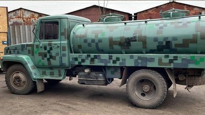 Запорізькі волонтери перетворили молоковоз на бензовоз для військових