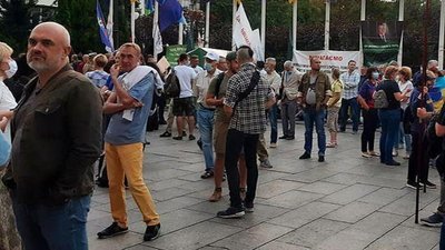 Під ОПУ та будинком Зеленського вимагали не проводити спільне з бойовиками патрулювання на Донбасі Під ОПУ та будинком Зеленського вимагали не проводити спільне з бойовиками патрулювання на Донбасі