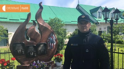 Пожежник Іван Гембальський біля пам'ятного знака загиблим пожежникам