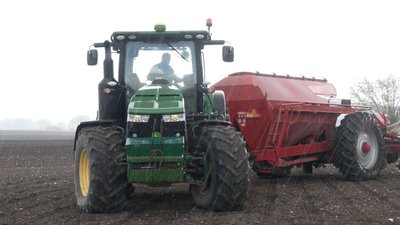 7 тисяч гектарів соняшнику сіють на полях Рівненщини 7 тисяч гектарів соняшнику сіють на полях Рівненщини