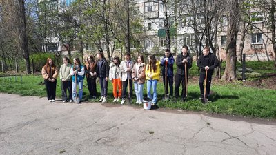 У кропивницькому ліцеї з нагоди Дня Землі висадили клени та кущі самшиту У кропивницькому ліцеї з нагоди Дня Землі висадили клени та кущі самшиту