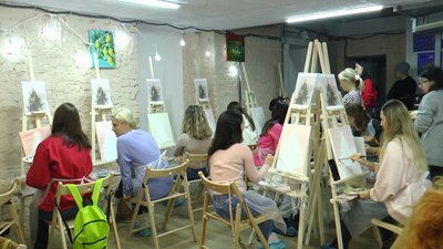 "Забути про страхи". Як у Дніпрі переселенки долають стрес арттерапією "Забути про страхи". Як у Дніпрі переселенки долають стрес арттерапією